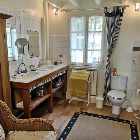 Bed & Breakfast Walk Into Town From A Quiet With Private Deck Bassoues